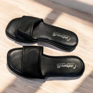 L'Intervalle Flat Leather Sandals